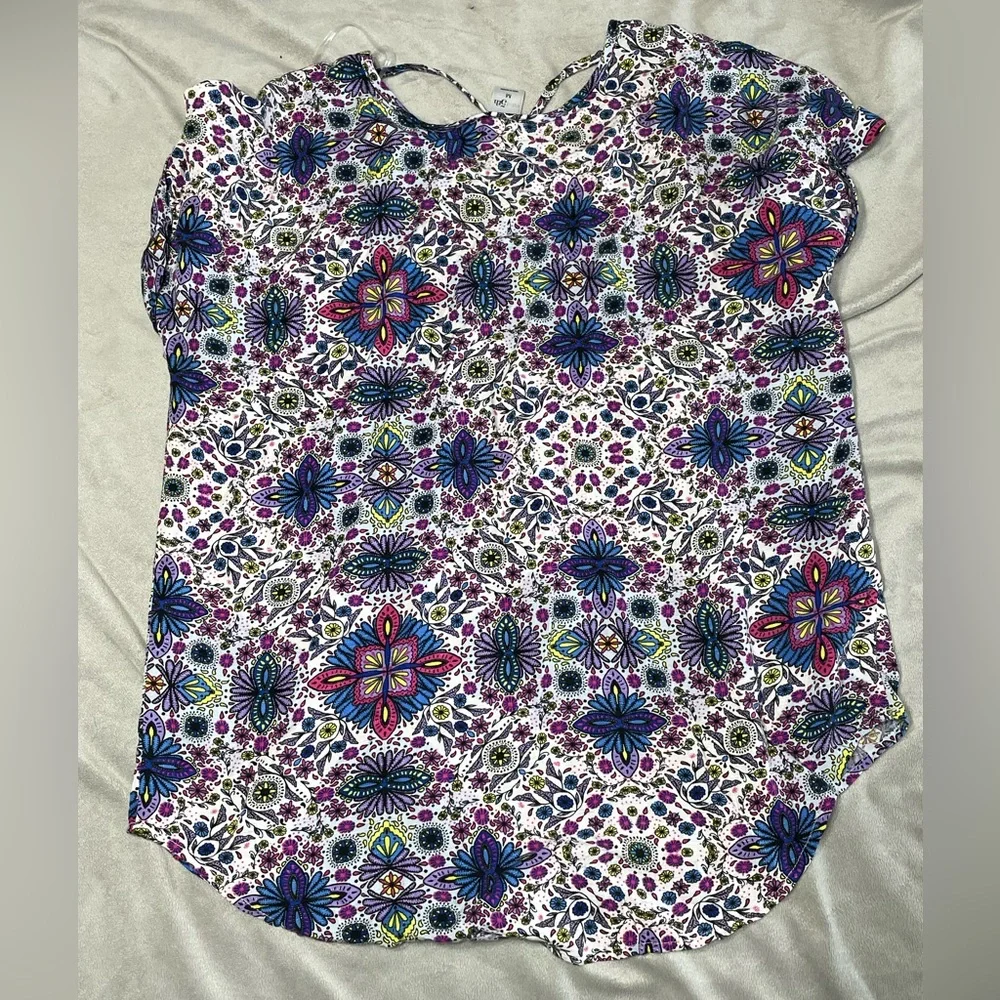 Beautiful Pattern Top - Picture 2 of 2